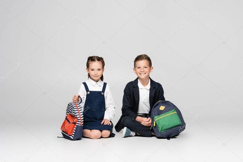 Ropa infantil ordenada sobre una mesa