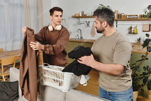 Lavadora y prendas técnicas con instrucciones de cuidado